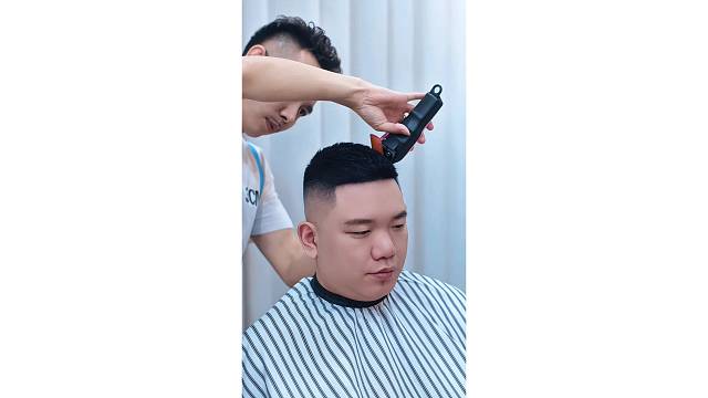 每一位顾客我都认认真真把头发剪好。常年招生。地址揭阳桥南柏顿公寓四楼，