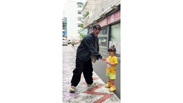 今天教女儿如何不被雨淋着！！！！