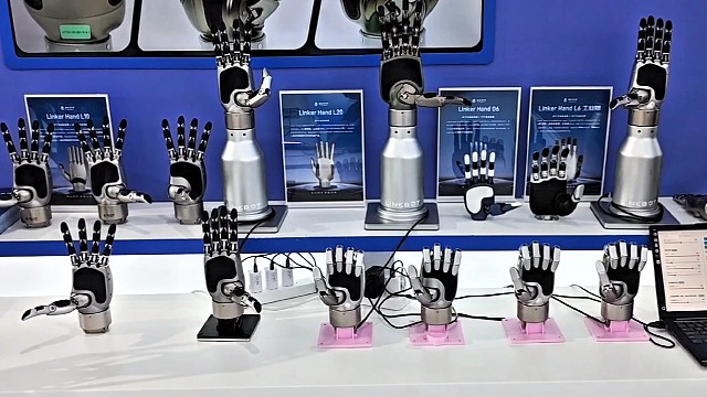 未来科技感爆棚！超炫酷柔性机械手展示！