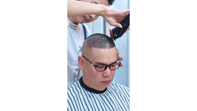 每一位顾客我都认认真真把头发剪好。常年招生。地址揭阳桥南柏顿公寓四楼，