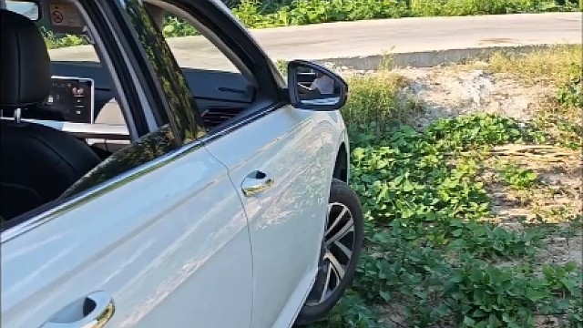 车轮胎不小心掉下沟，一个人怎么安全正确脱困？