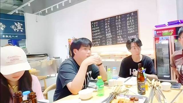 “坤泥太莓”世纪同框！草莓doo聚餐坐一起，红包局聚餐不带喜龙，天天掏小胖龙兜吃饭还不喊，6666