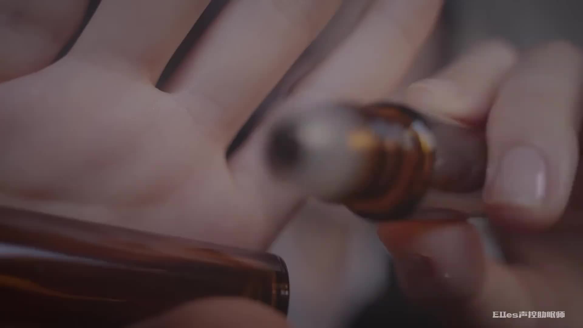 他们说抹上香薰精油会睡得更好.. （角色扮演）