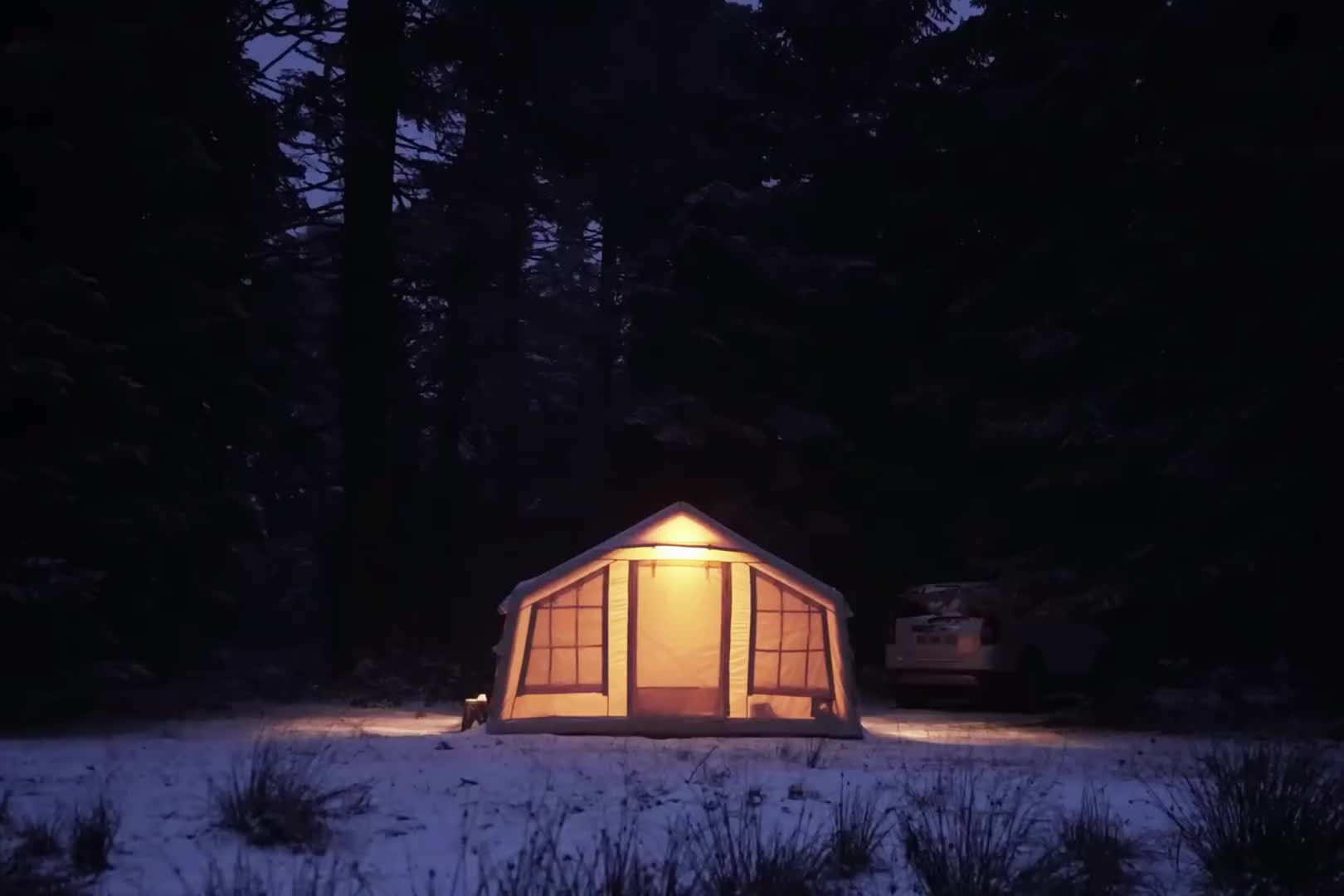 第1集：夫妻俩驾车带帐篷露营，遭遇雨雪天气，在户外解压露营