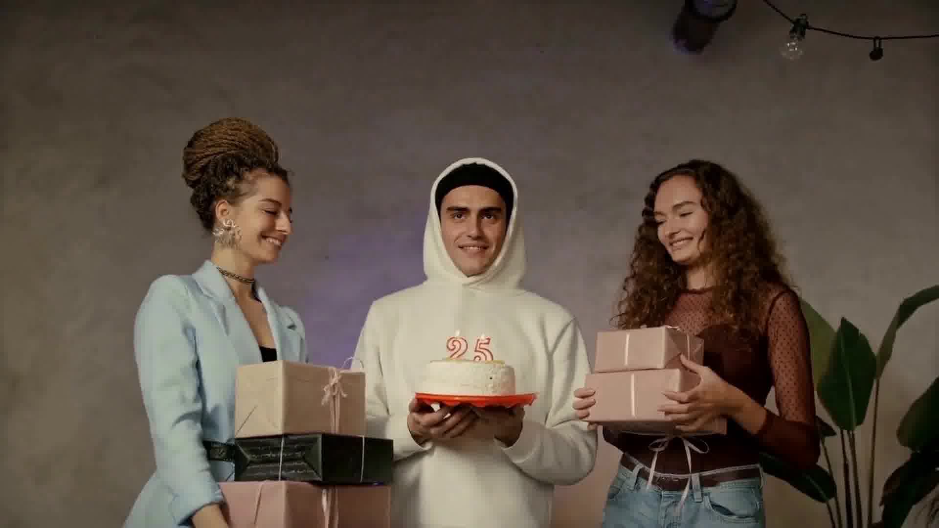 一个人的快乐，快乐有可能是假的，一群人的快乐，快乐已经分不出真假