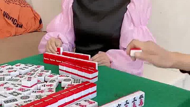 这牌杠的好，小姐姐遇到麻将高手了