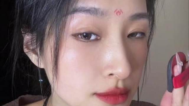 情景模拟化妆助眠 话多就算了 还鬼迷日眼的