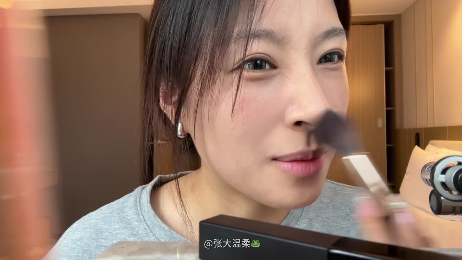 粉丝投稿助眠视频系列 边说话边给自己化妆