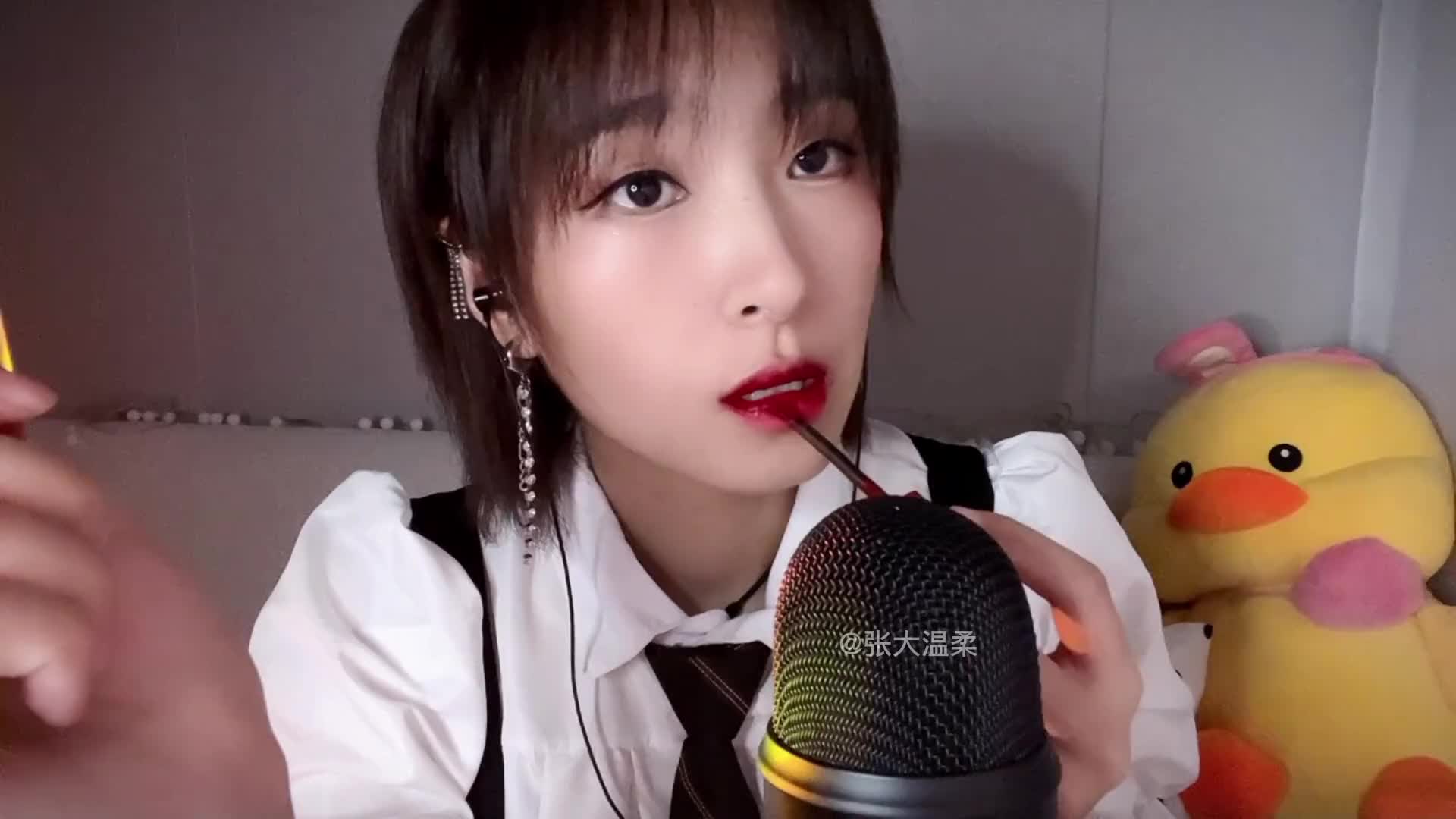 涂唇釉的助眠视频来啦无人声