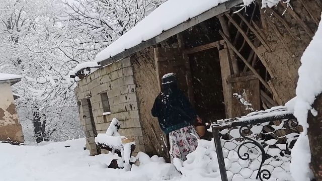 这就是伊朗的乡村，暴雪天会将整个村子封锁，躲在屋子里生火做饭
