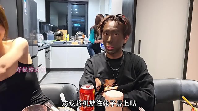 难怪童锦程说没节目就找志龙，没想到这潲水龙这么会整活