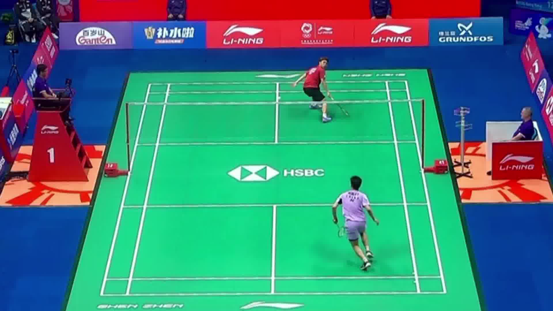 2025中国羽毛球大师赛，翁泓阳保持稳定的发挥，以21-16拿下首局