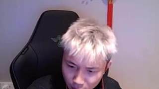 “對(duì)攝像頭笑笑，你的笑容很甜”