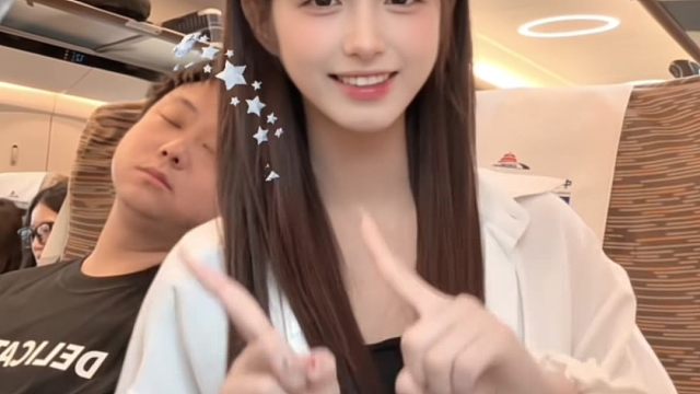 你也偷偷的望着我