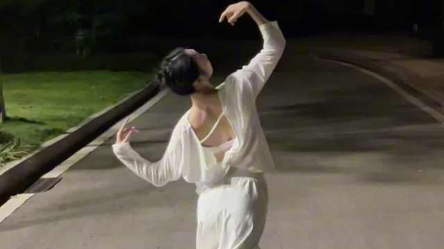 “穿过旷野的风 你慢些走…”