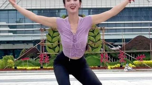 东边的草地上有两头牛