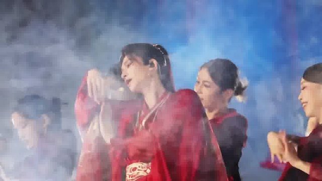 羽衣常带烟霞色