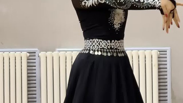 哈萨克族黑走马