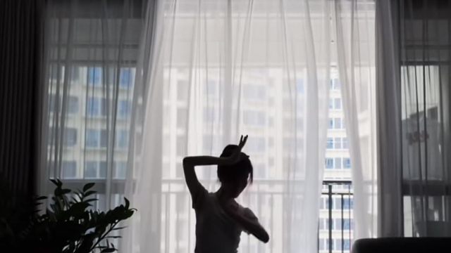 “举杯谁和明月提起 她在远方等你…”