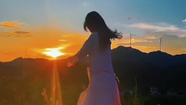 一个人吃苦可以；但两个人吃苦；那这个苦就会被认定是对方带来的；我不再年轻；不想终日围着他人转；我很自私；只想让自己快乐；万家灯火的背后大多数都是锅碗瓢盆摔在地上的声音 ；是争吵是算计；是人性的丑恶；所以一盏灯都不必留给我；我不羡慕