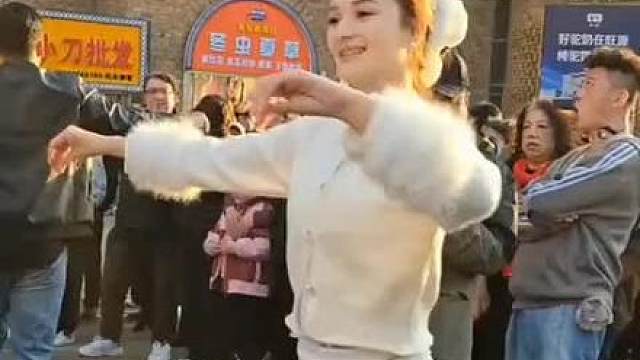 舞姿优美人更美