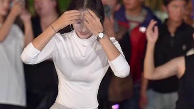 舞姿优美人更美