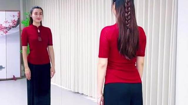 傣族舞《一朵情花开》！简单好学的舞蹈，而且还很欢快！姐姐们快一起学起来吧！