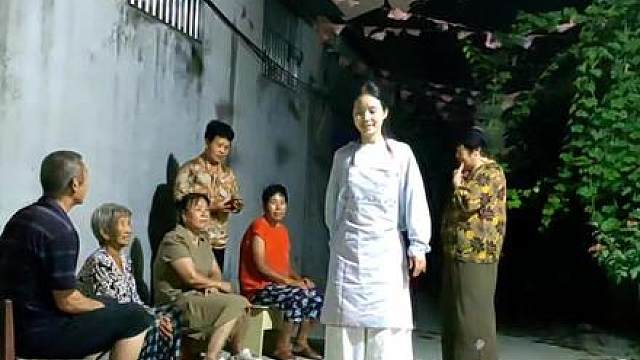 今天晚上家里聚会，长辈们来的比较早，还有几个在路上，开始前先娱乐一下，带着身后的长辈们为屏幕前的家人跳支梅花赋…