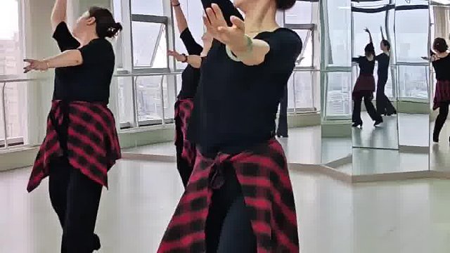 舞姿优美人更美