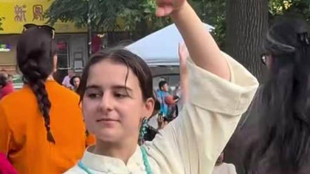 在纽约街头看到一位洋妞身着藏装跳锅庄，分享给大家