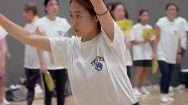 舞姿优美人更美