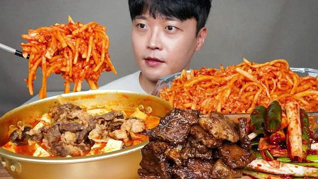 韩国美食萝卜沙拉拌饭，杂豆大酱锅，排骨，葱泡菜拌饭和牛肉汤