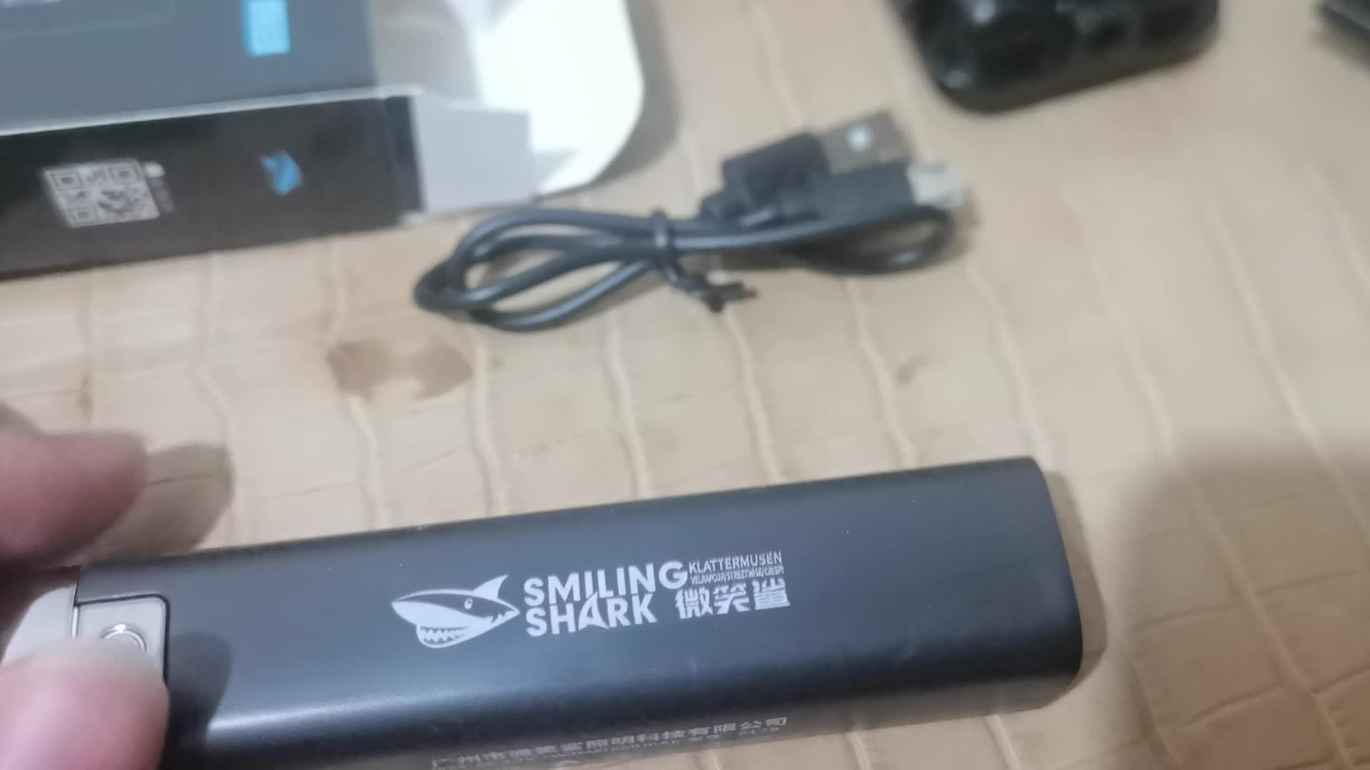 微笑鲨617B手电开箱测评(1w 600mah 塑料壳 锂电microusb充电