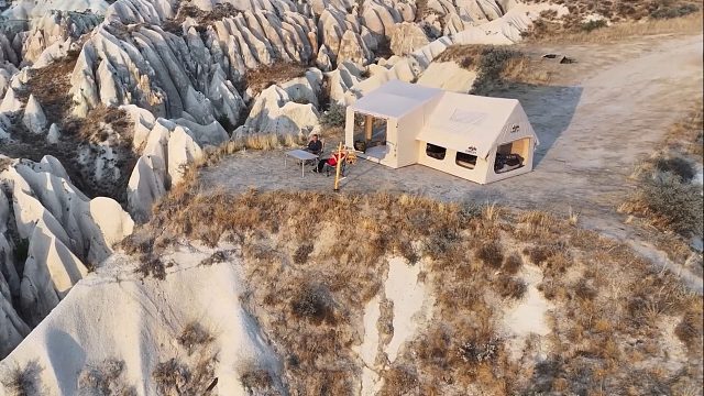 夫妻二人驾车来到世间罕见的群石叠栾之处，搭建出五星级酒店，来一场奢华极致露营