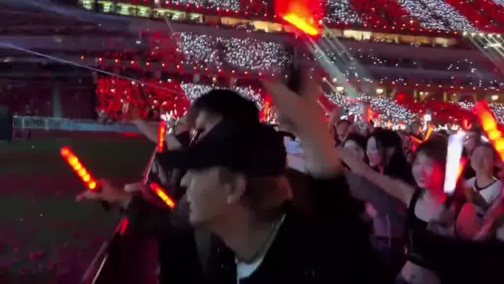 张杰演唱会上，赵丽颖与秦霄贤一同欢快蹦迪！