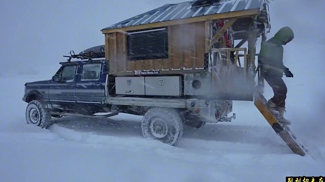 小伙真是扛冻，在-20的暴风雪极限野营，窝在房车里还挺暖和！