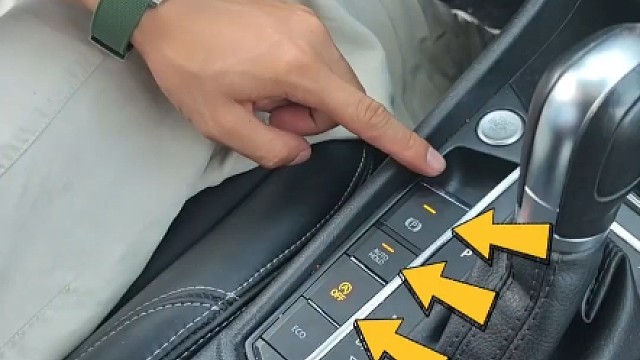 自动挡旁边的四个按键正确使用方法，简单实用，新手一看就会