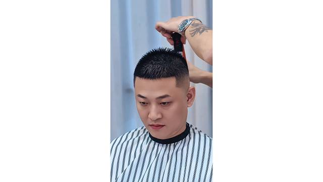 每一位顾客我都认认真真把头发剪好。常年招生。地址揭阳桥南柏顿公寓四楼，