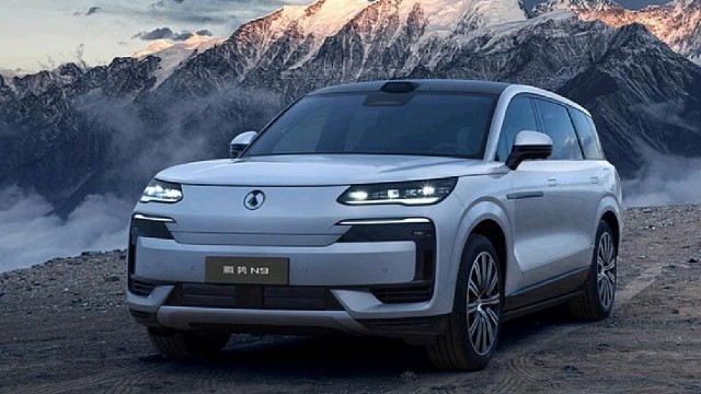 技术方面能超越比亚迪的，还没有出生，请看大屏幕，鱼钩测试刷新到时速210，再次刷新全球最高记录。