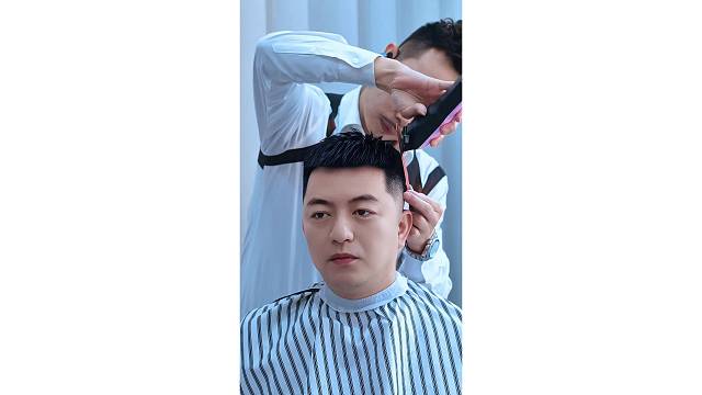 每一位顾客我都认认真真把头发剪好。常年招生。地址揭阳桥南柏顿公寓四楼，