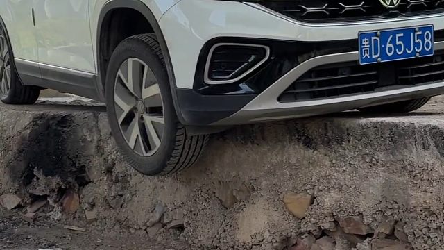 轮胎掉沟如何脱困？很多新手竟不知道，老司机现场演示