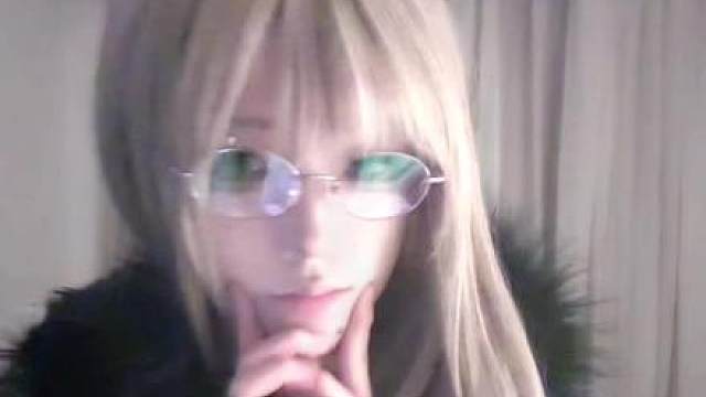 我买了一副很萌的新眼镜 依旧喜欢模糊滤镜依旧勇闯创手势舞吼吼..