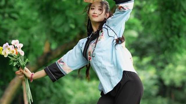 小背篓晃悠悠笑声中妈妈把我背下了吊脚楼