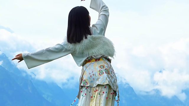 看白云才看清了自己 看山川才看见了美丽