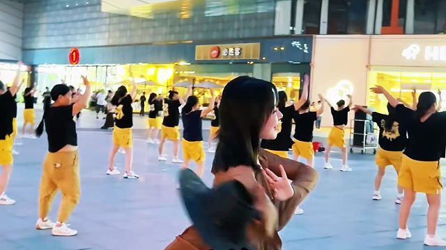 “月光它落屋檐 落在远方的山川”