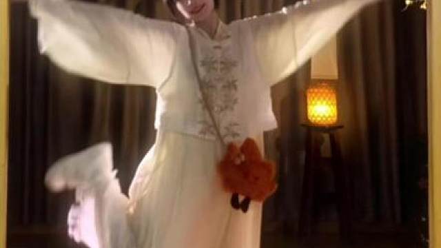 帮我看看粉色好看还是白色好看！？