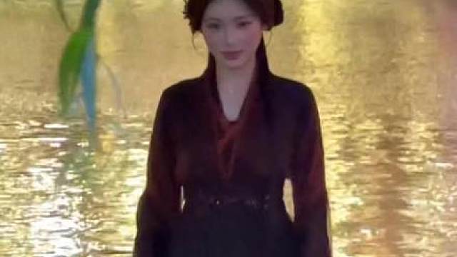 是谁在花港观鱼 而我在看你