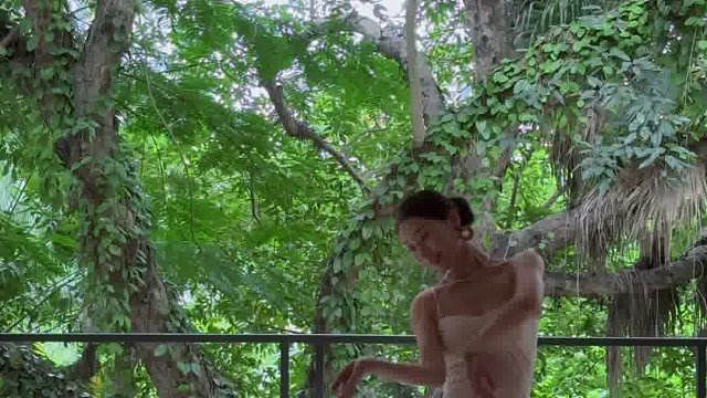 这么美的景色怎么能不跳一支“鸳鸯戏”呢？