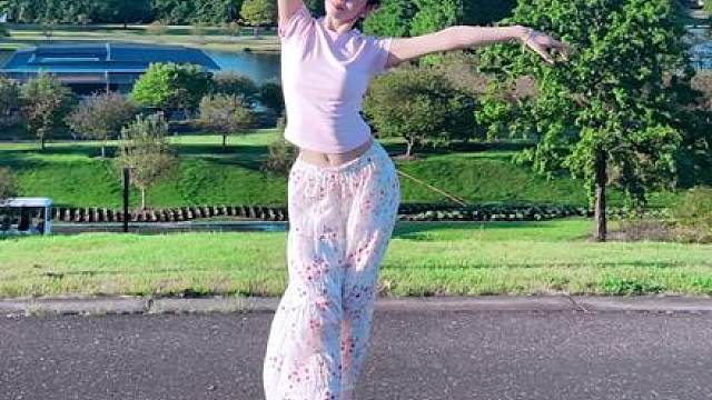 脚下是绿浪翻涌，身后是长风万里