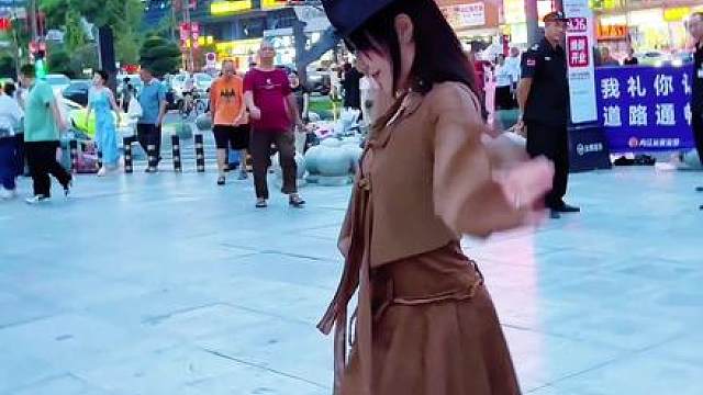 “土坡上的狗尾巴摇啊，摇得人眼泪掉”